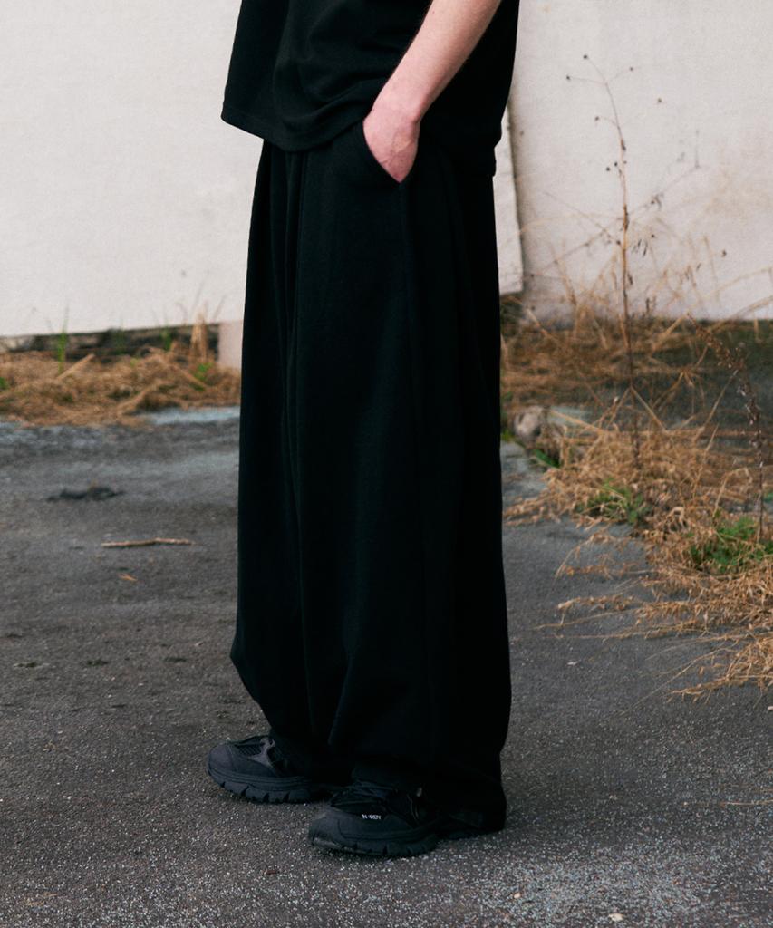 LIKE THE MOST Pintuck Balloon Wide Sweatpants_Black