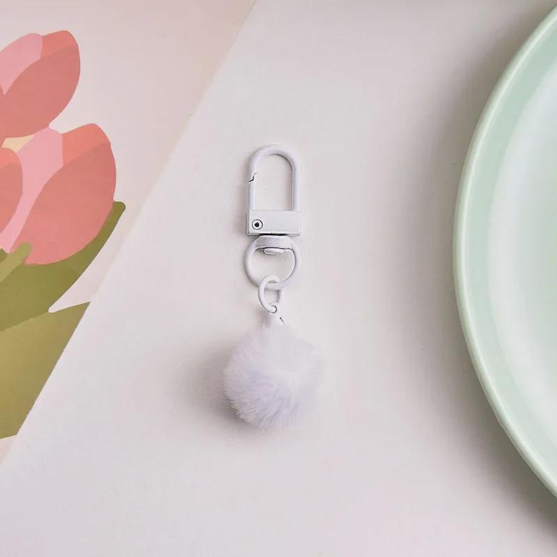 Брелок для ключей в виде разноцветного плюшевого шарика с молочным кулоном, абажуром в виде макарон и вращающейся пряжкой.