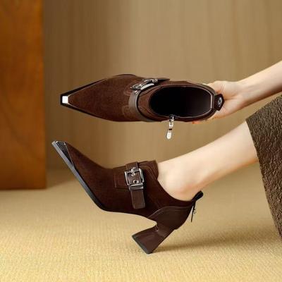 Модные ретро и модные металлические носки, толстый каблук, туфли-лодочки с глубоким вырезом для женщин, новый стиль 2025 года, пряжка-ремень, элегантные высокие каблуки