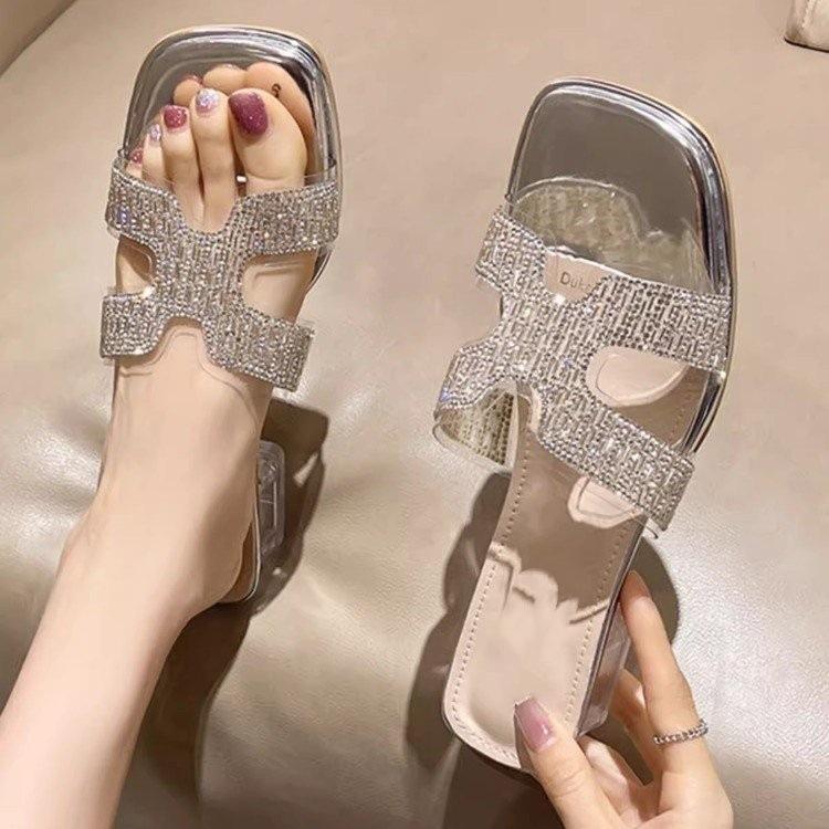 Сексуальные шлепанцы на толстом каблуке женские лето 2025 новая уличная мода с бриллиантами средний каблук темперамент знаменитость летние прохладные шлепанцы