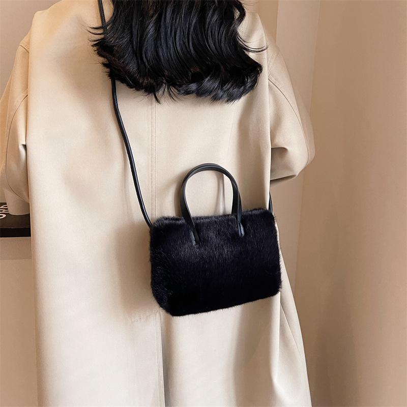 Зимняя европейская и корейская плюшевая сумка 2025 года: Стильная маленькая сумка через плечо
