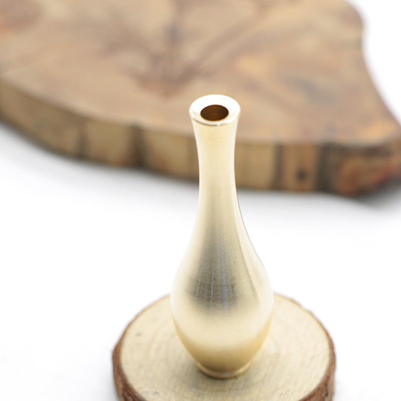 Антикварная латунная мини-ваза для рабочего стола - элегантное декоративное украшение для цветочной композиции в гостиной