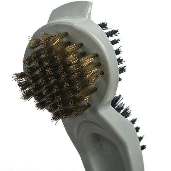 Двухсторонняя щетка для клюшек для гольфа с нейлоновой щетиной, нескользящая ручка, компактный дизайн, портативная быстросъемная щетка для клюшек, скребок для чистки