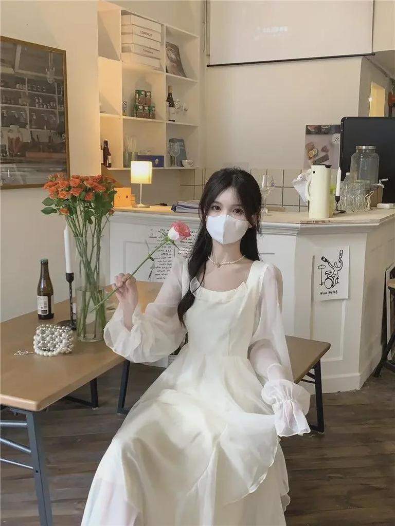 Белое шифоновое платье А-силуэта с квадратным вырезом и рукавами-фонариками во французском стиле