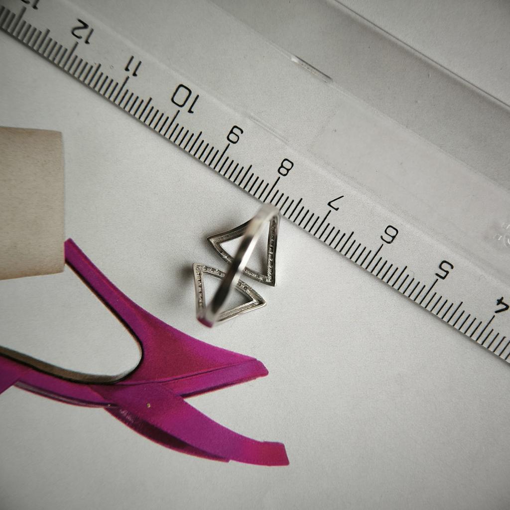 Серебряное кольцо с фианитами 0.36ct, вес изделия 1,83 гр (2197676)