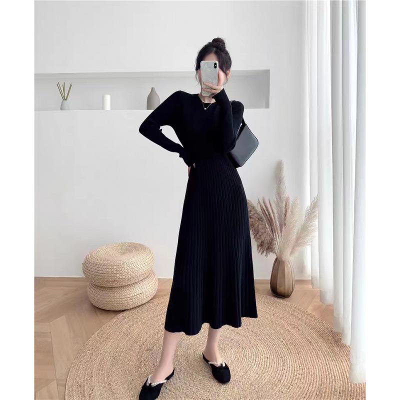 Платье-свитер миди с черным трикотажным воротником для беременных на осень/зиму