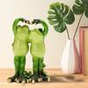 Зеленая смоляная фигурка пары лягушек, держащих цветок - милое настольное украшение для праздничного подарка