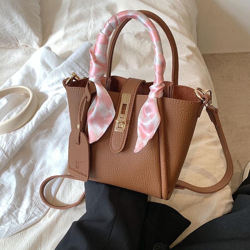 IELGY Women's Vegetable Basket Shoulder Messenger Bag, Simple and Versatile Portable Bucket Bag