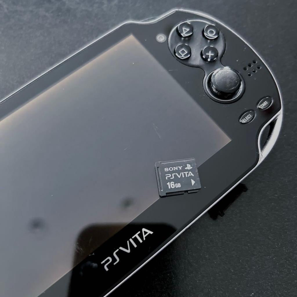 Б/у PS Vita PCH-1000 с картой памяти 16 ГБ