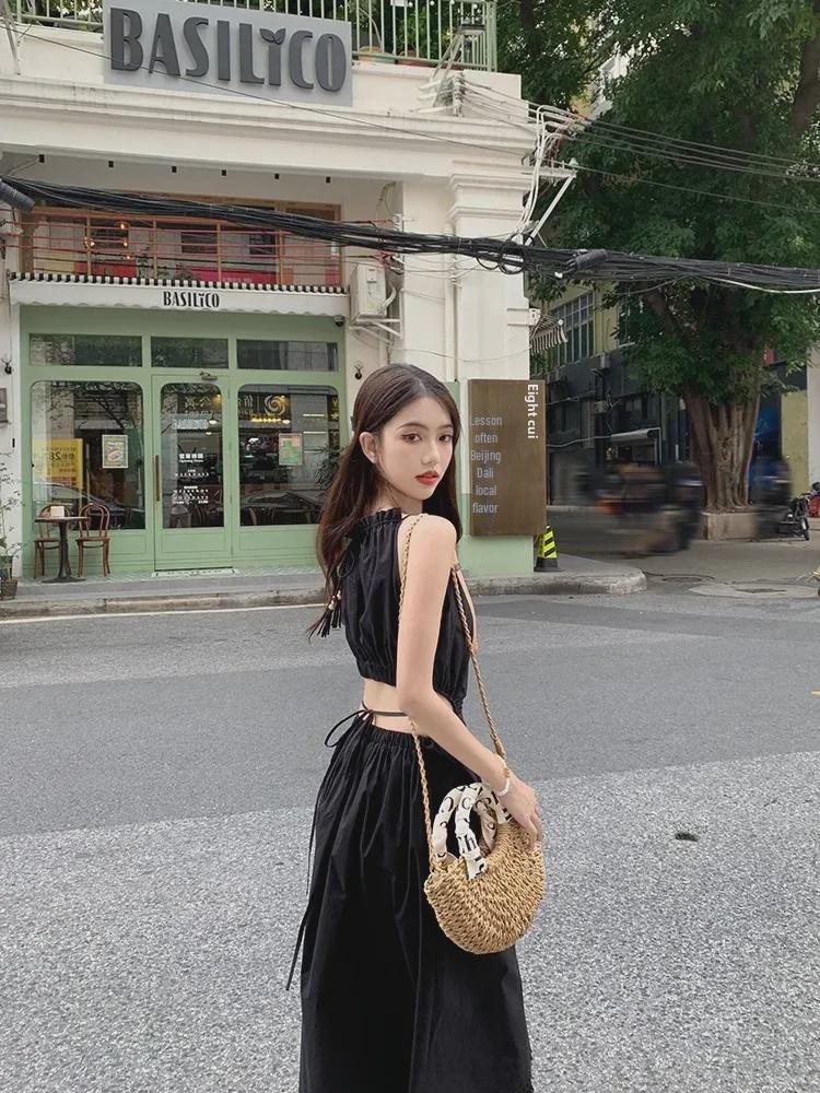 Женское платье с халтер-воротом и кисточками: Заниженная талия, завязывающийся пояс, длинная облегающая юбка, праздничный стиль.