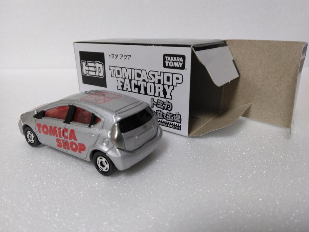 Tomica Сборочная фабрика Toyota Aqua, Серебристый, с прозрачным кейсом, миниатюрная машинка