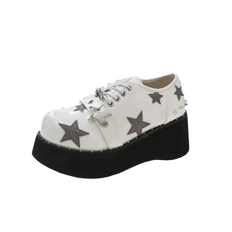 Модные туфли на танкетке в стиле панк для женщин, ботильоны с заклепками и отделкой, женские черные туфли в стиле Лолиты Jk, новый дизайн, лакированная кожа, женская обувь