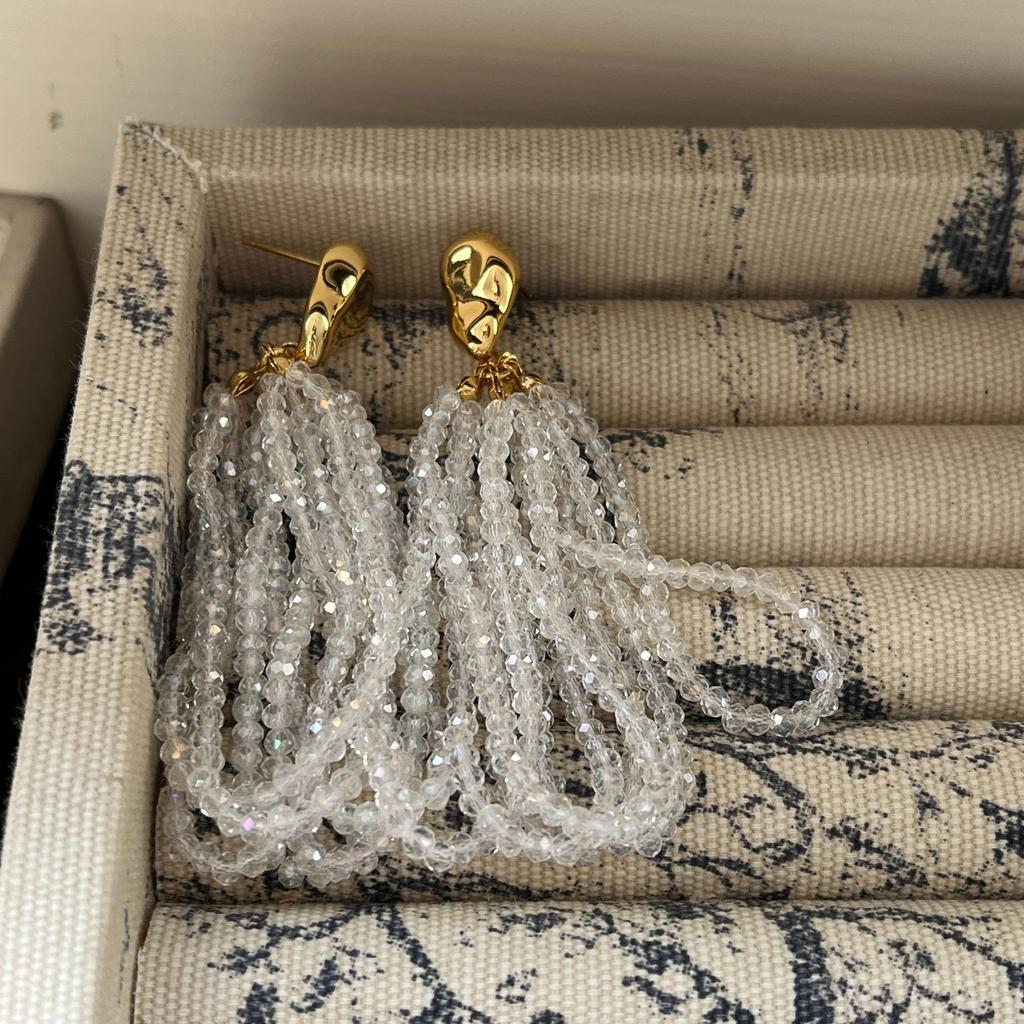 Темпераментные белые акриловые изысканные серьги с бахромой, модные универсальные женские серьги-пусеты французского дизайна, легкая роскошь, высокий класс