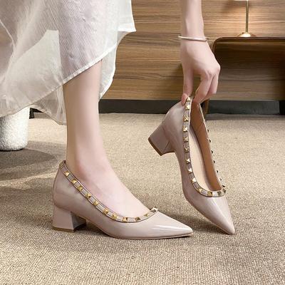 Туфли-лодочки нюдового цвета с заклепками женские 2025 новые с острым носком с мелким вырезом из лакированной кожи на мягкой подошве ивовые новые китайские увеличивающие рост одинарные туфли женские