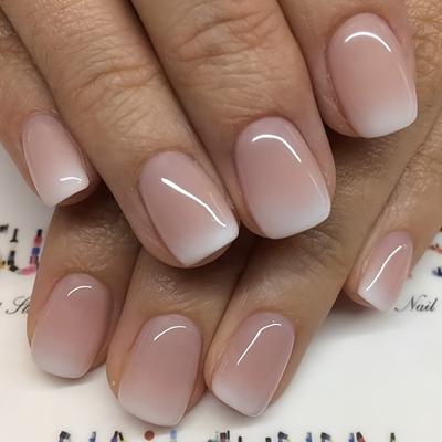 24 шт. Короткие квадратные накладные ногти Акриловые короткие накладные ногти Полное покрытие Белый французский дизайн Блестящие накладные ногти