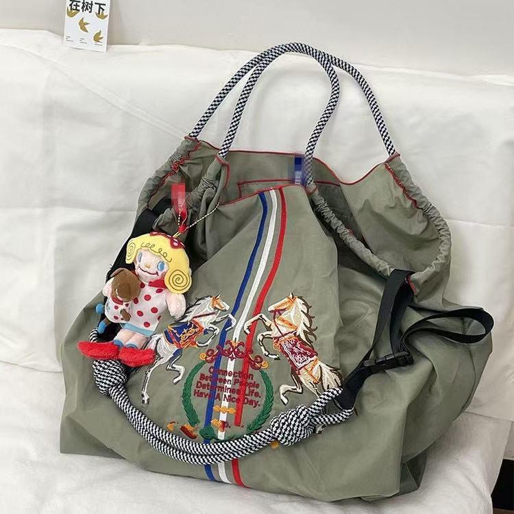 Экологичная сумка через плечо с вышитым изображением лошади от Гао Юаньюань