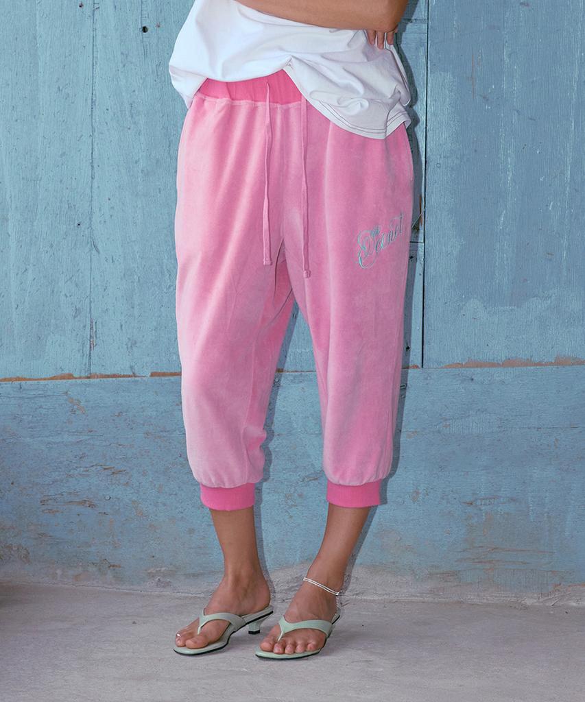 DEINET Rose Typo Capri Jogger Pants In Pink