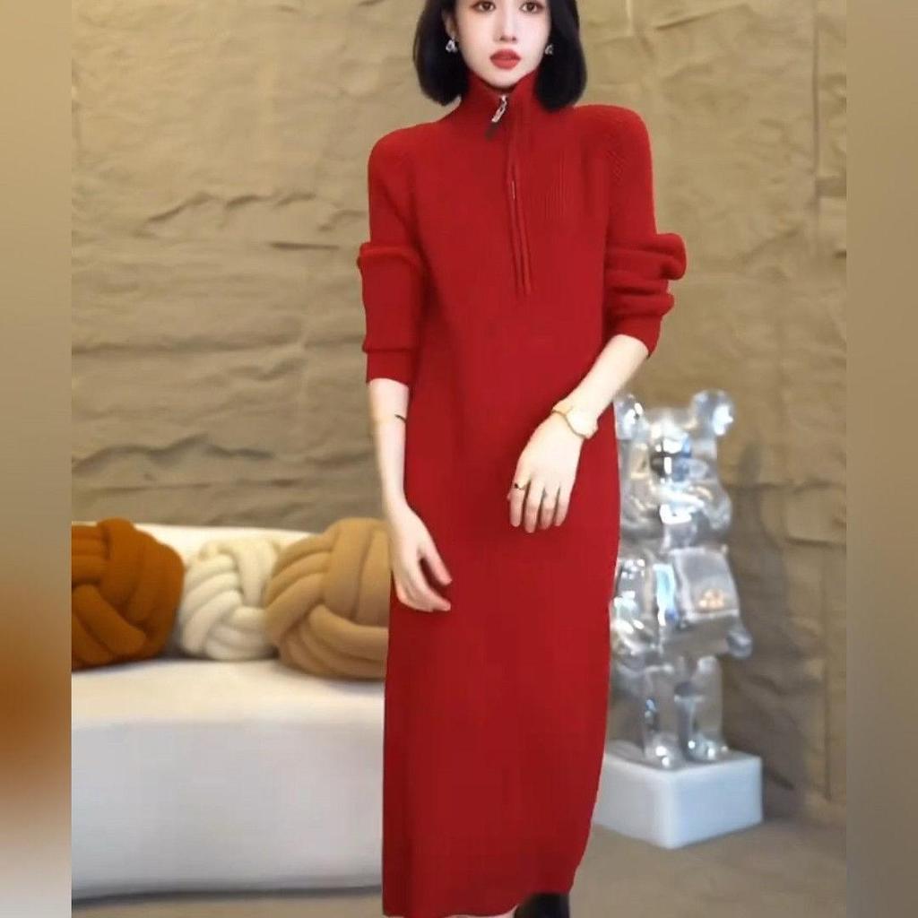 Женское уютное вязаное платье выше колена с высоким воротником и молнией для осени и зимы