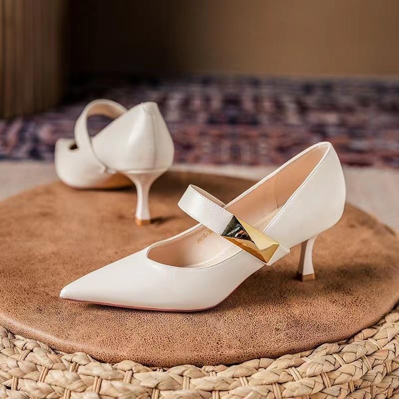 Модная темпераментная женская обувь с острым носком, неглубоким верхом, одинарная обувь, модная и универсальная металлическая отделка, туфли на тонком каблуке