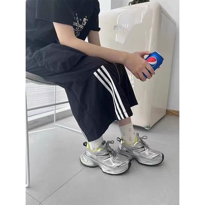 Серебристо-серые кроссовки для папы женские летние жареные уличные, показывающие маленькие дышащие легкие на толстой подошве, увеличивающие рост, универсальные спортивные туфли