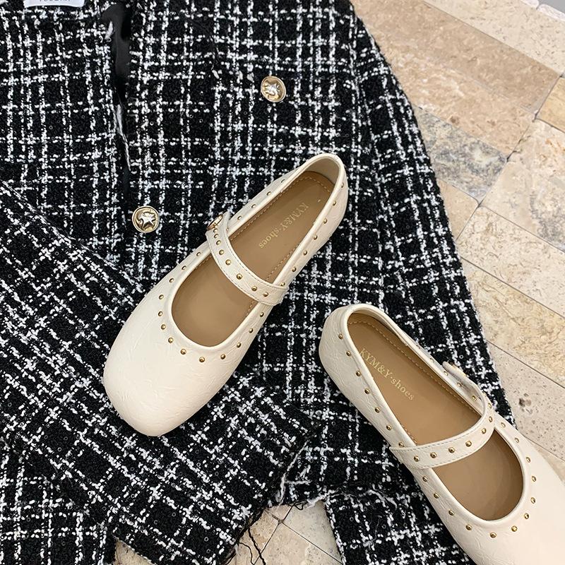 Весна 2025 года, новые ретро-туфли с заклепками, односложный ремень с пряжкой, толстый каблук, универсальные удобные туфли Мэри Джейн
