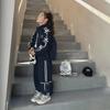 Костюм-двойка из полосатых широких брюк и кардигана для девочек — однотонный осенний вариант, воротник-стойка, рубашка с длинными рукавами на молнии для детей постарше.