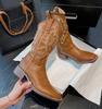 Модные ковбойские сапоги в стиле ретро коричневого цвета для женщин на толстом каблуке, обувь 2024 года, осень/зима, ретро, вышитые квадратные сапоги до середины икры