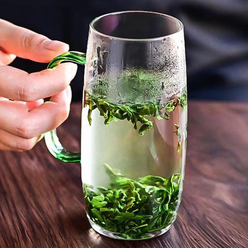 Стеклянная кружка для питья с ручкой
