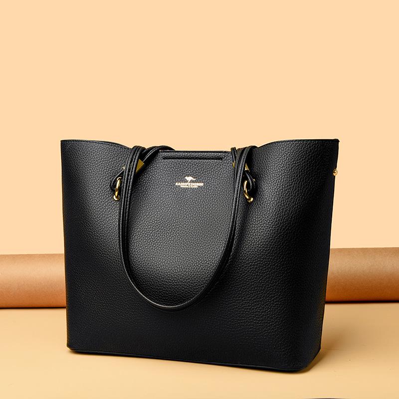 Эта вместительная сумка-тоут — модная и элегантная женская сумка на одно плечо для поездок на работу под мышками.