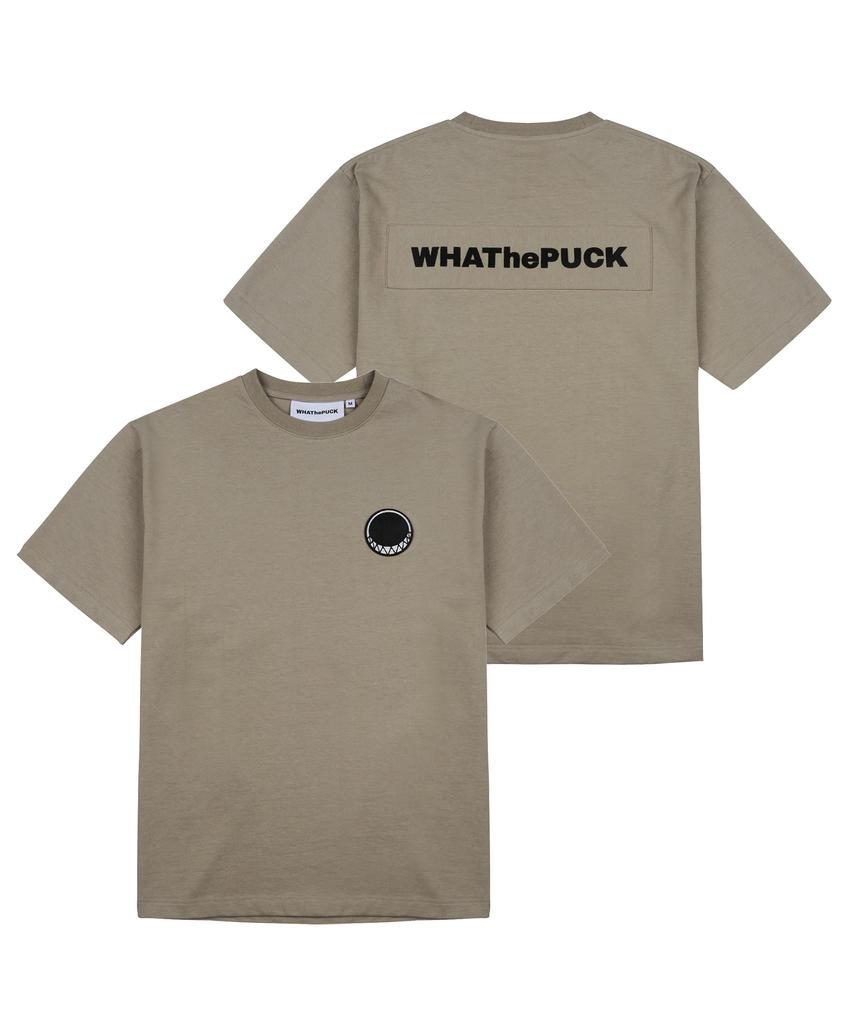 Песочная футболка с вышитой нашивкой WHATHEPUCK P