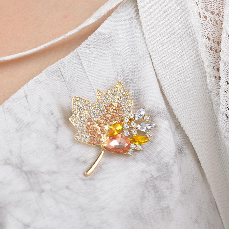 Exquisite Zircon Maple Leaf Brooches for Women Luxury Rhinestone Plant Corsage Dress Jacket Accessories Party Jewelry