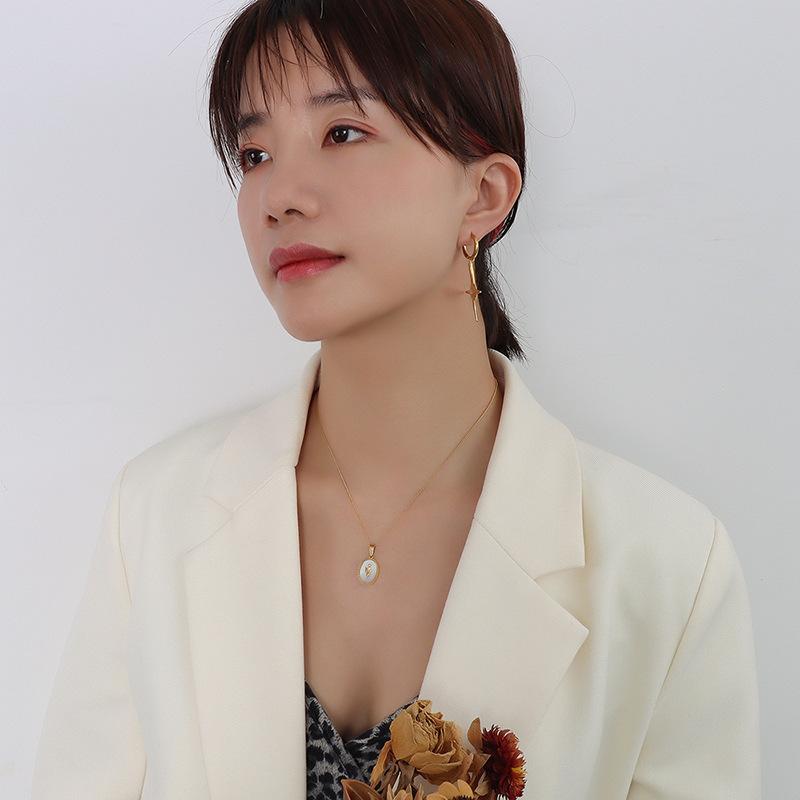 Французский нишевый дизайн Sense Retro универсальные ювелирные изделия женские титановые стальные позолоченные 18-каратное золото белые ракушки и золотое ожерелье