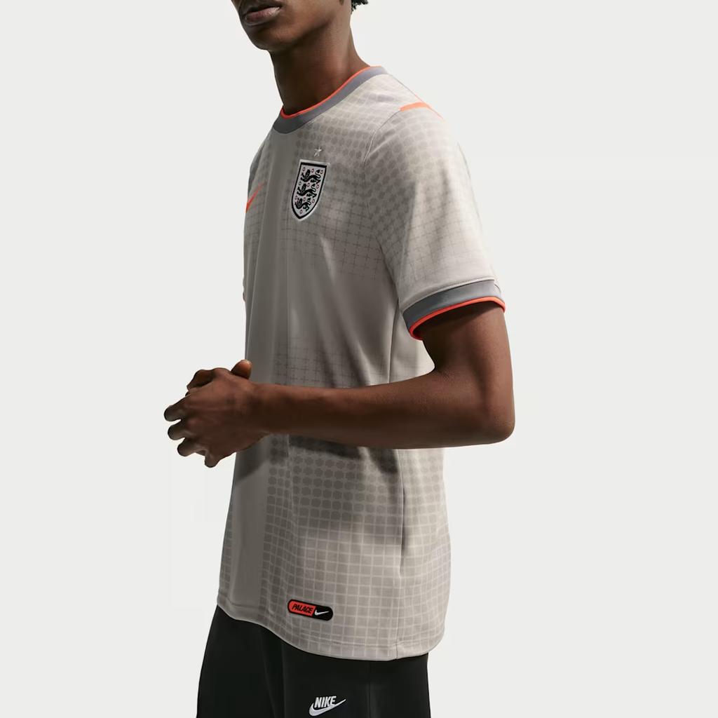 Nike Англия x Дворец Академия Pro Топ с коротким рукавом Оловянно-серый/Ярко-пурпурный/Ярко-пурпурный Мужские топы IH1670-052