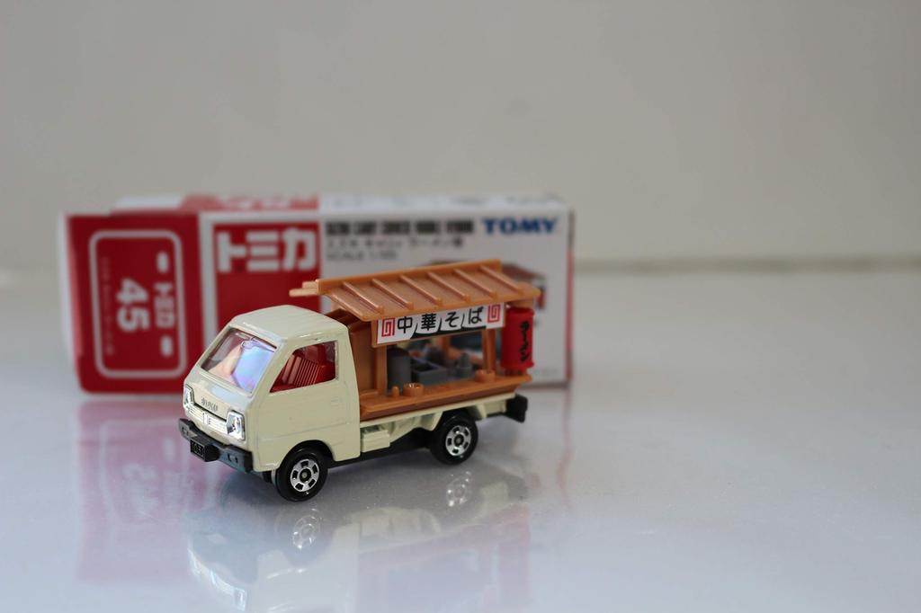 Out of Print Tomica Suzuki Carry Ramen Shop Made In China Blue Tomy Crazy Mini Car Circle with Case Shipped by Amazon Warehouse No.45