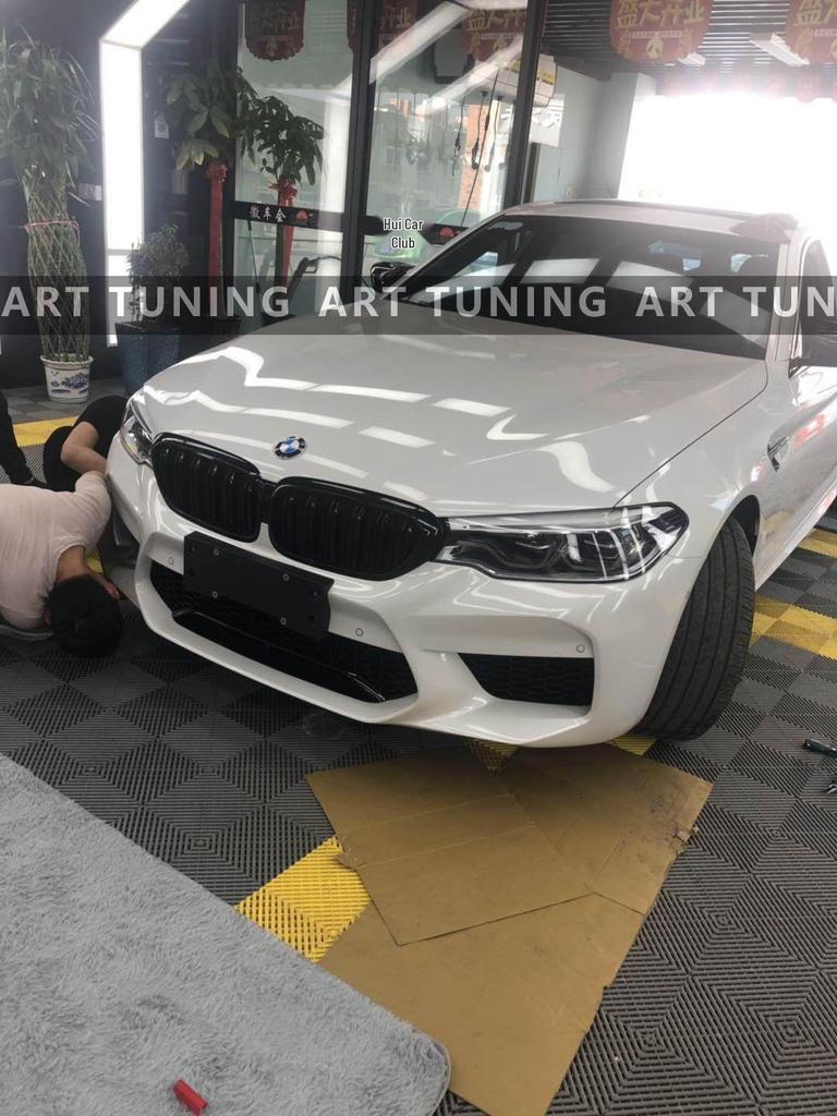 Комплект переднего и заднего бамперов в стиле M5 для BMW 5 Series G30/G38 с крылом, боковой юбкой и капотом.