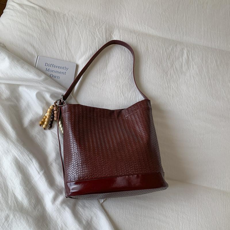 Плетеная сумка женская трендовая сумка-ведро 2025 новая нишевая модная сумка подмышку ретро текстура на плечо сумка-мессенджер