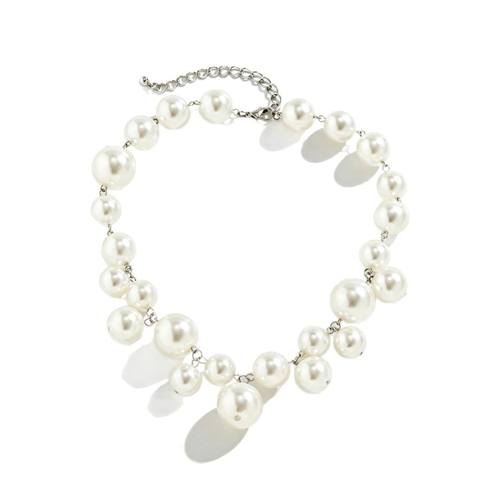European and American style imitation pearl necklace, a fashionable and unique design with a high-end feel, featuring a short French-style clavicle