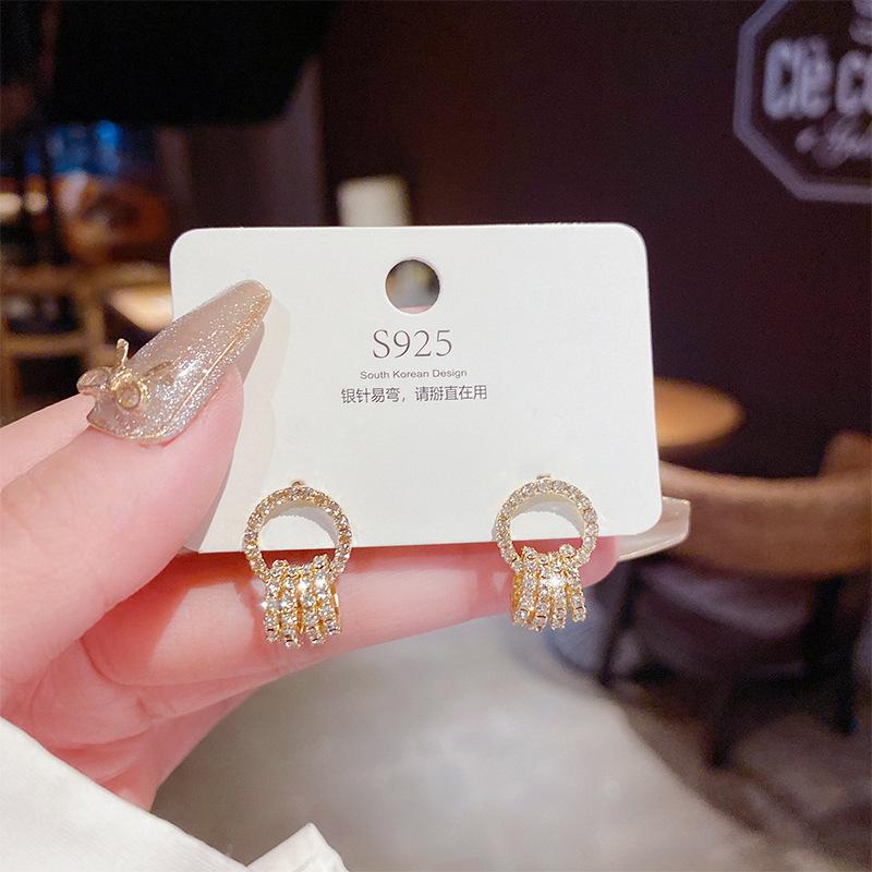 Новые полые серьги с несколькими круглыми бриллиантами, простые модные серьги в стиле ретро, серьги класса люкс для знаменитостей в стиле холодного ветра.