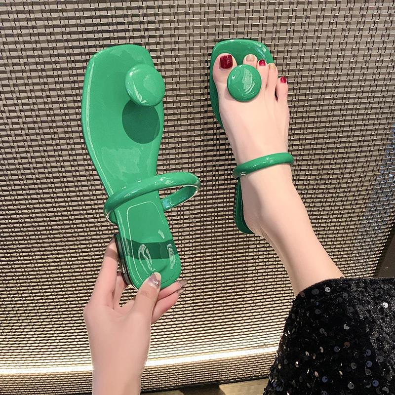 Новые дизайнерские женские тапочки, летние сандалии, Т-образный носок, тапочки на низком каблуке, модные сандалии, однотонная женская обувь