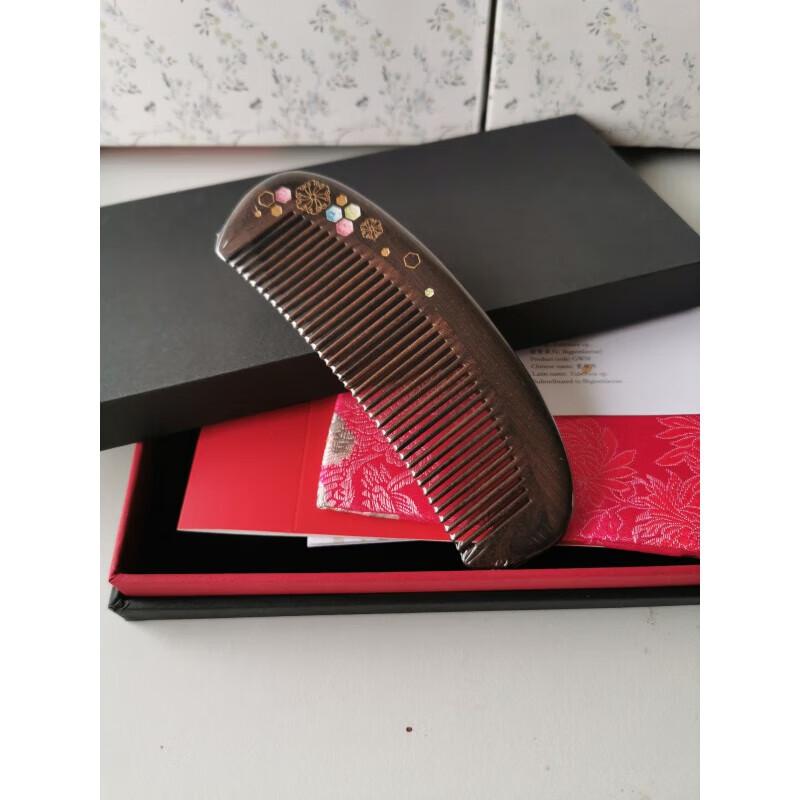 Деревянный гребень Тан Муцзян с лаковой росписью плавающими цветами