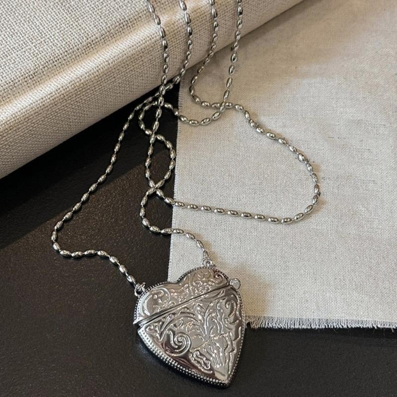 Elegant Heart Shaped Photo Locket with Chain Multifuntional Metal Crossbody Accessory Suitable for Decorating Outfits
