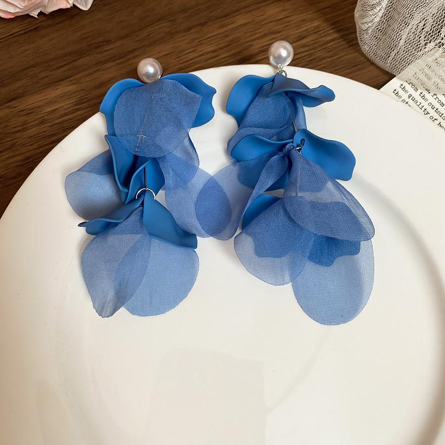 Серьги-гвоздики из ткани в виде цветка «Серебряная игла» со стеклянной бахромой, средние, с антикварным темпераментом, дизайнерские, нишевые