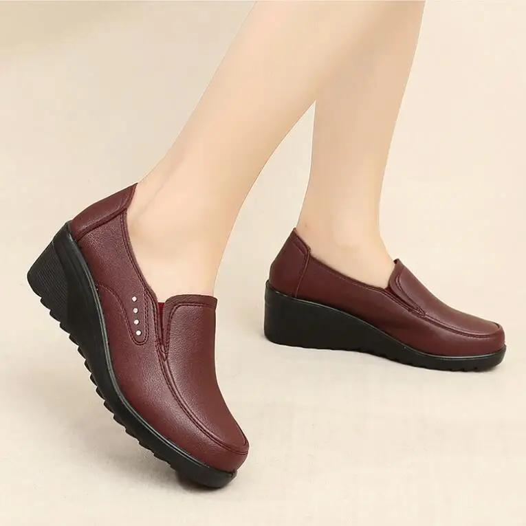 Женская обувь весна осень новая мода женщина искусственная кожа танкетка одинарные повседневные туфли черные женские слипоны мягкая подошва рабочая обувь