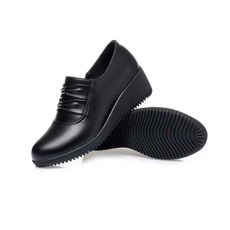 Черные рабочие туфли из мягкой кожи. Женские нескользящие повседневные туфли большого размера на одной танкетке из мягкой кожи на высоком каблуке. Можно носить на работу