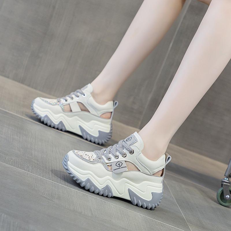 Летние новые универсальные босоножки с полым верхом на толстой подошве женские повседневные дышащие маленькие белые туфли на платформе с увеличенной высотой