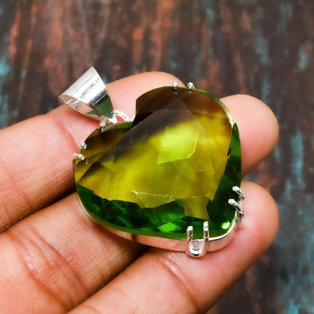 Wonderful Peridot, Gemstone Handmade Jewelry 925 Sterling Silver Pendant