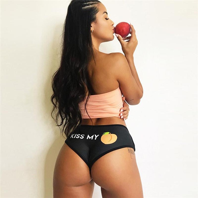 Симпатичная сексуальная девушка в шортах с забавными шортами на бедрах с персиковым принтом