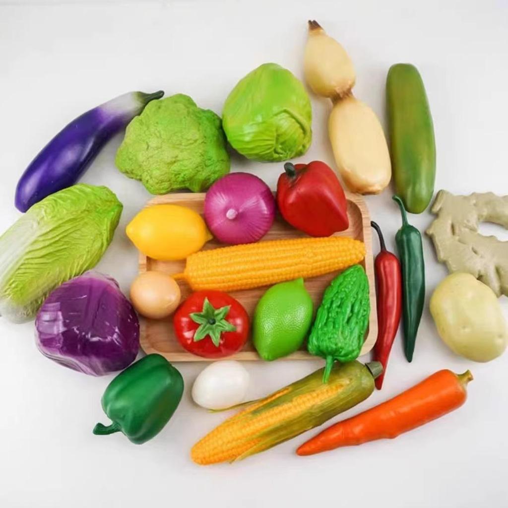 Детская развивающая игрушка: Набор искусственных пластиковых фруктов и овощей для игры и декора - Включает украшения в виде перца чили и помидора.