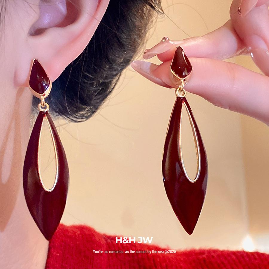 Silver needle oil drop hollow water drop pendant earrings Maillard retro simple versatile stud earrings niche high-end earrings