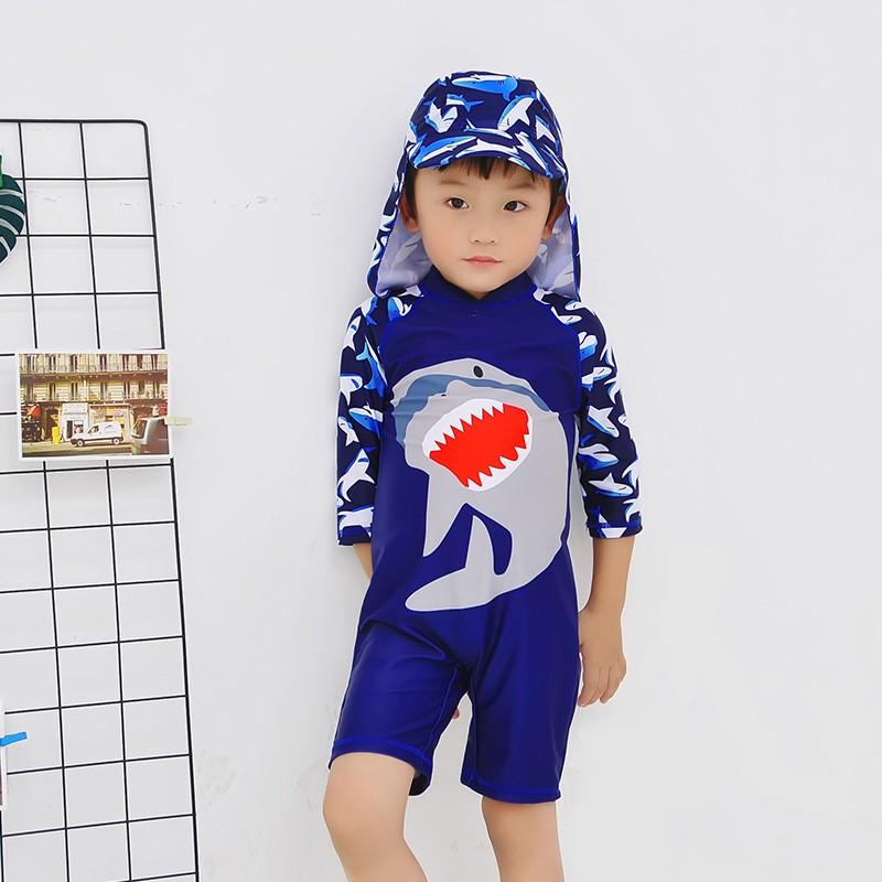 Произведите фурор с помощью цельного купального костюма с героями мультфильмов для мальчиков и комплекта из двух предметов для пляжной шапочки, доступного для детей от 1 до 7 лет.